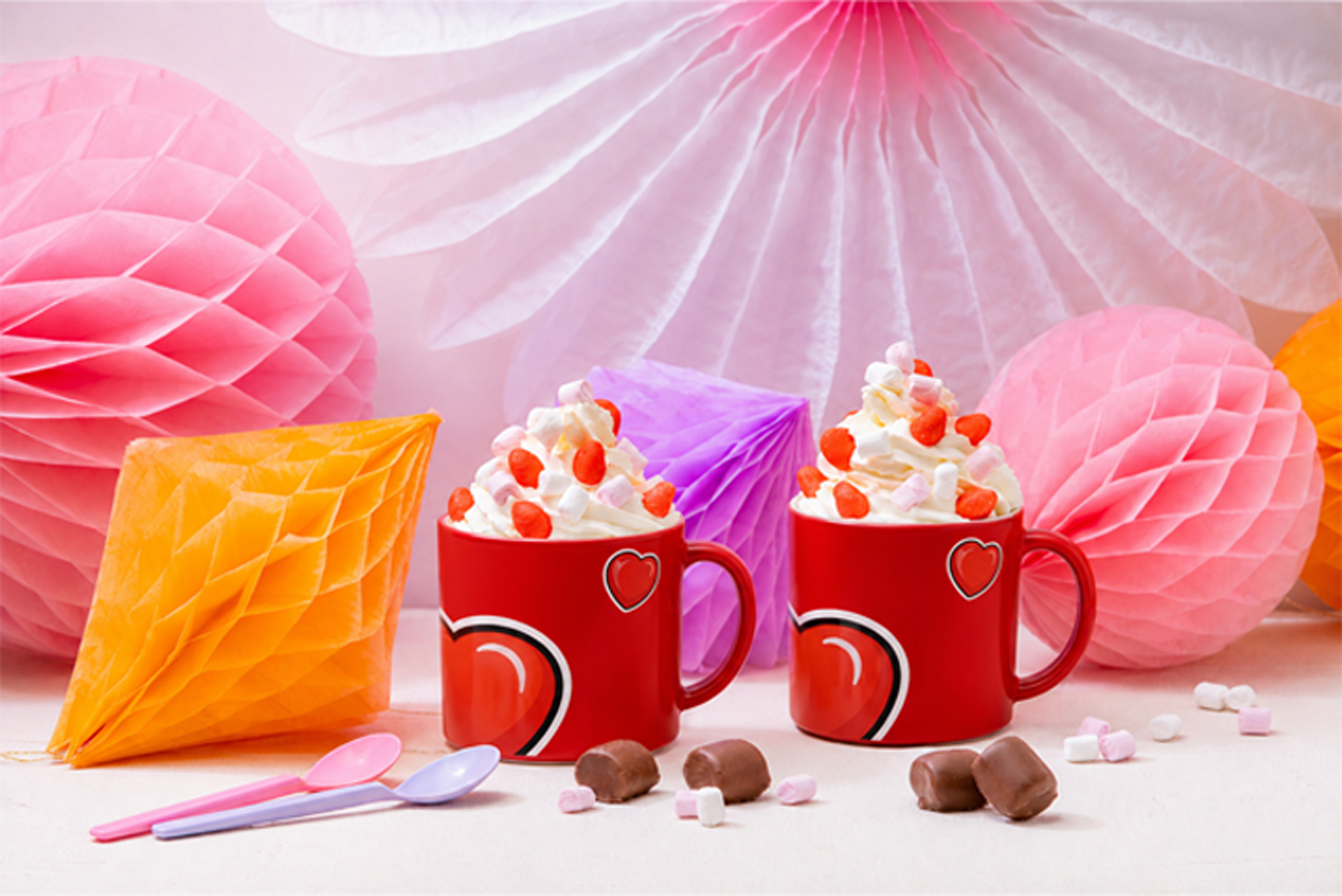 Bolo de caneca de chocolate servido com HARIBO Chamallows Choco.