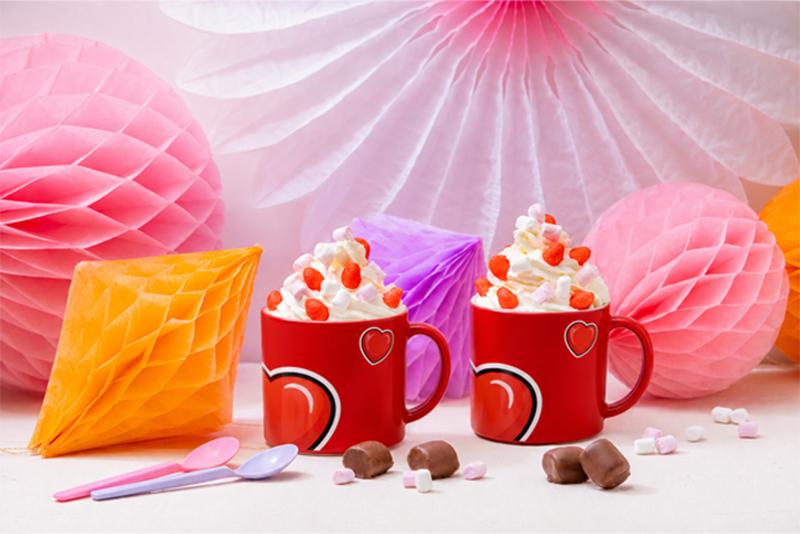 Bolo de caneca de chocolate servido com HARIBO Chamallows Choco.
